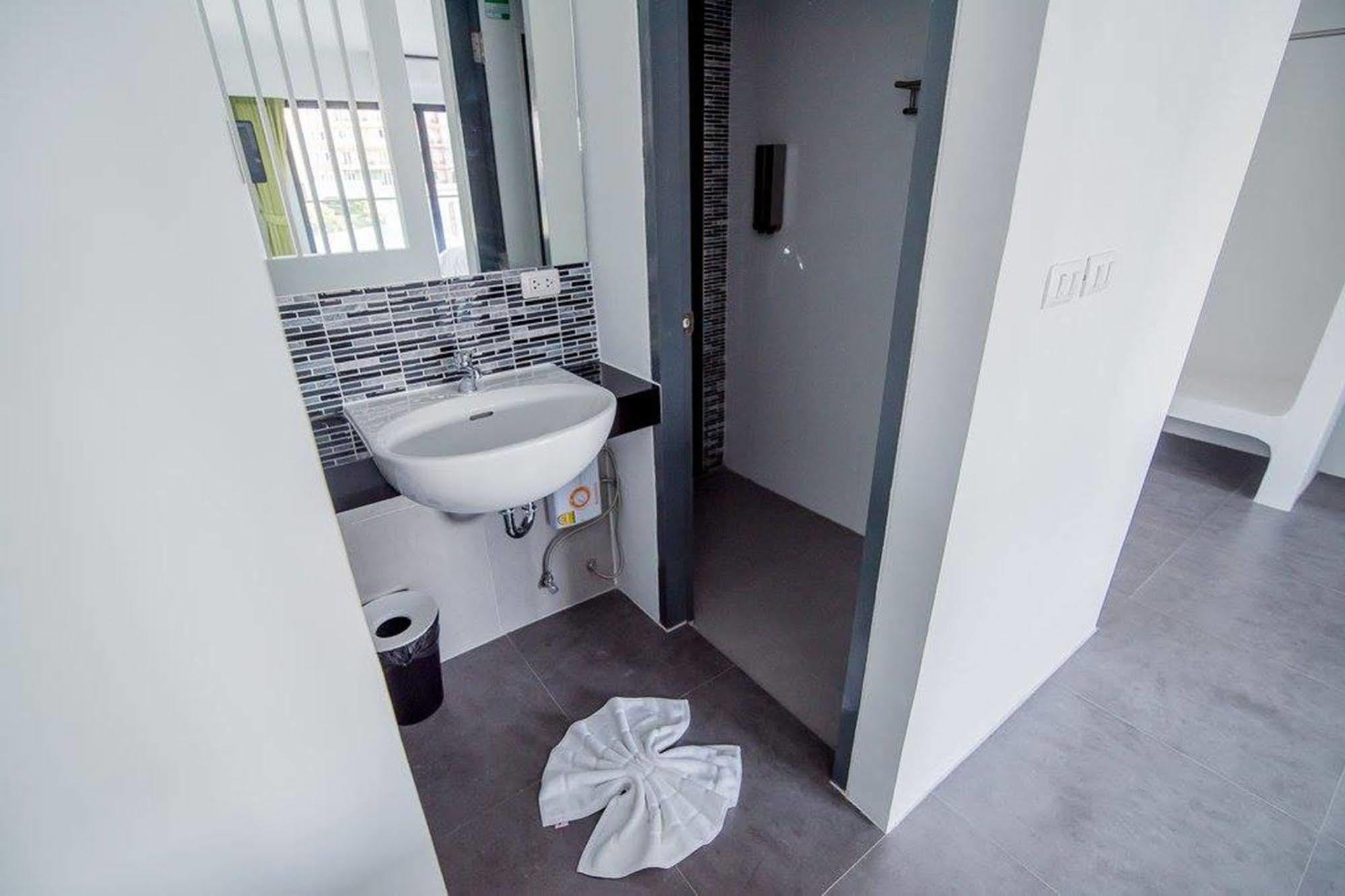 Panitar Haus Hotell Chonburi Exteriör bild